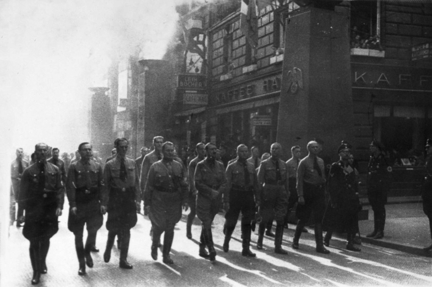 Hitler and the old fighters at the reenactment of Munich’s Putsch